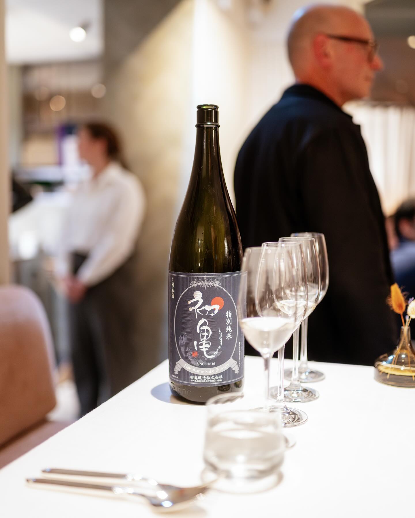 Sake-flaska i restaurangmiljö